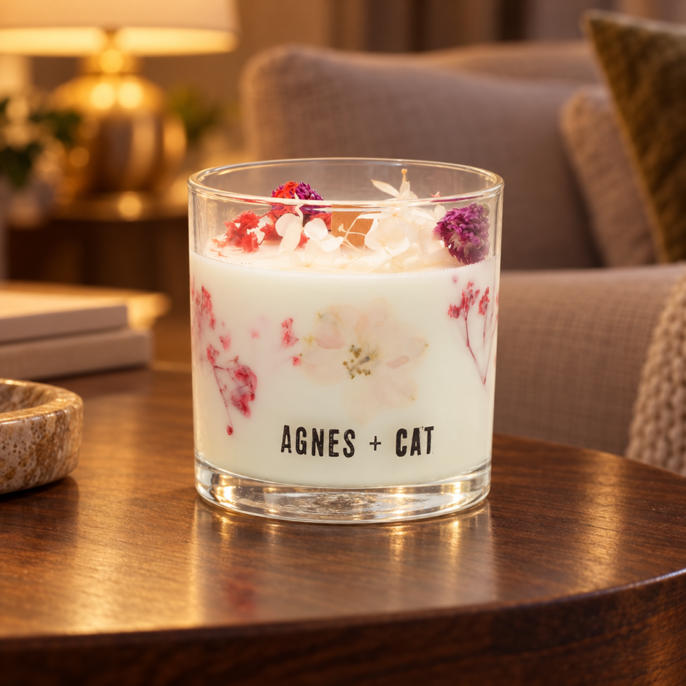 Agnes + Cat Botanical Sojawachskerze Roses of Sawrey mit Trockenblüten im Glas auf einem Holztisch im Wohnzimmer