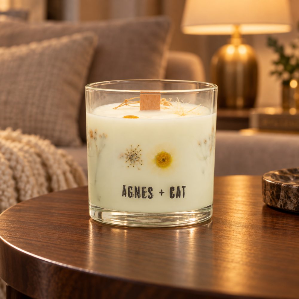 Agnes + Cat Botanical Sojawachskerze Windermere mit Trockenblüten im Glas auf einem Holztisch im Wohnzimmer