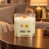 Agnes + Cat Botanical Sojawachskerze Windermere mit Trockenblüten im Glas auf einem Holztisch im Wohnzimmer