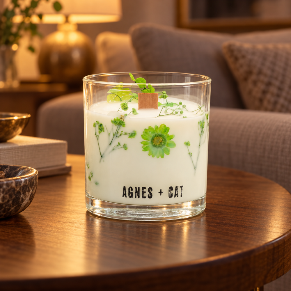Agnes + Cat Botanical Sojawachskerze Fellberry mit Trockenblüten im Glas auf einem Holztisch im Wohnzimmer