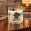 Agnes + Cat Botanical Sojawachskerze Sea Salt & Moss mit Trockenblüten im Glas auf einem Holztisch im Wohnzimmer