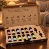 Geöffnetes Aromatherapie-Duftset Starter mit zwölf Ölflaschen und zwei Pipetten auf einem Holztisch in einer warm beleuchteten Wohnszene