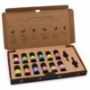Geöffnetes Aromatherapie-Duftset Top 12 mit zwölf Ölflaschen und zwei Pipetten vor neutralem Hintergrund