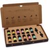 Geöffnetes Aromatherapie-Duftset Sommer mit zwölf Ölflaschen und zwei Pipetten vor neutralem Hintergrund