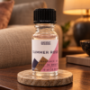 Duftöl Sommerrose – 10 ml in einer warm beleuchteten Wohnszene