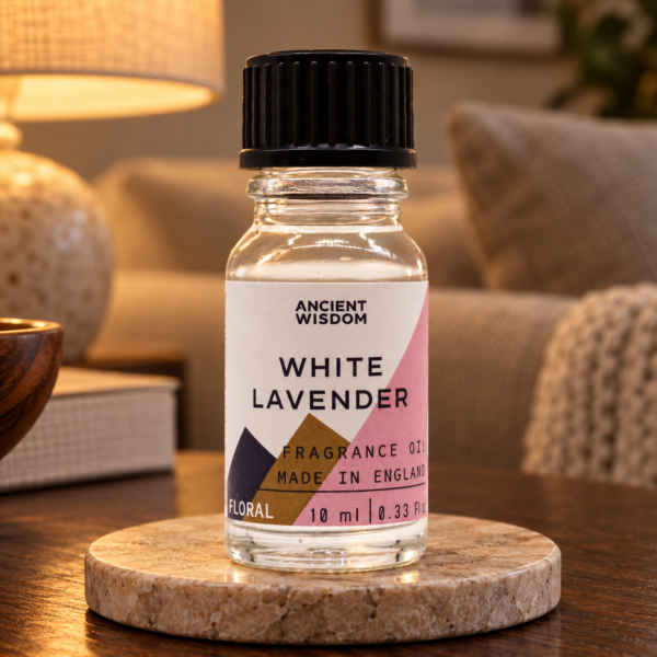 Duftöl Weißer Lavendel – 10 ml in einer warm beleuchteten Wohnszene