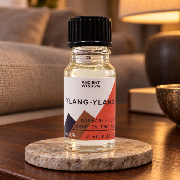 Duftöl Ylang-Ylang – 10 ml in einer warm beleuchteten Wohnszene