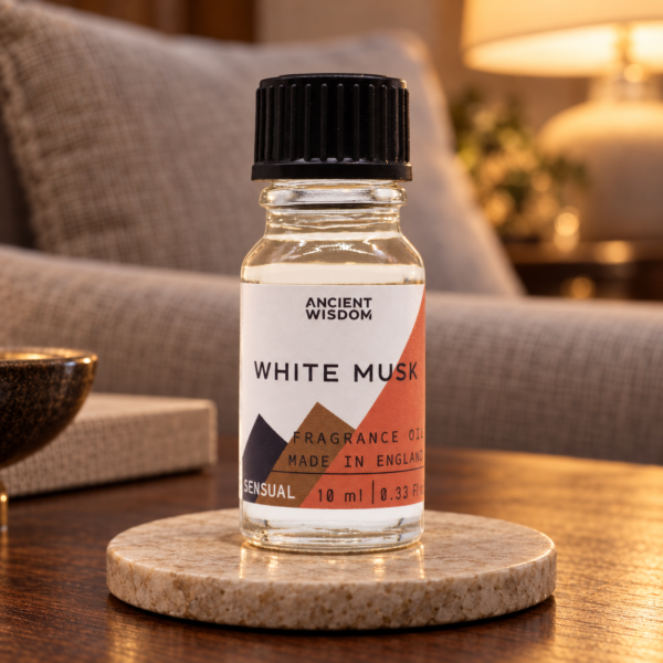Duftöl Weißer Moschus – 10 ml in einer warm beleuchteten Wohnszene