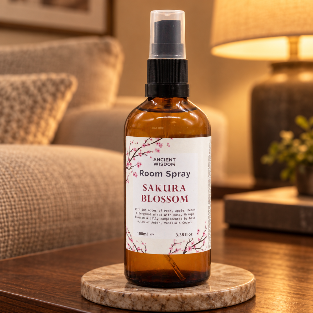 Raumspray Sakura-Essenz – 100 ml in einer warm beleuchteten Wohnszene