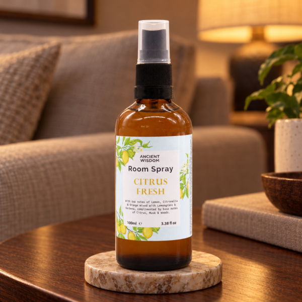 Raumspray Zitrusfrische – 100 ml in einer warm beleuchteten Wohnszene