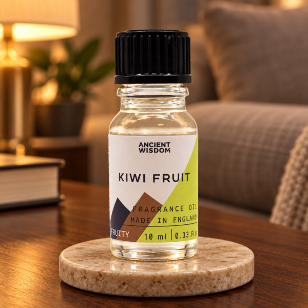 Duftöl Kiwi – 10 ml in einer warm beleuchteten Wohnszene