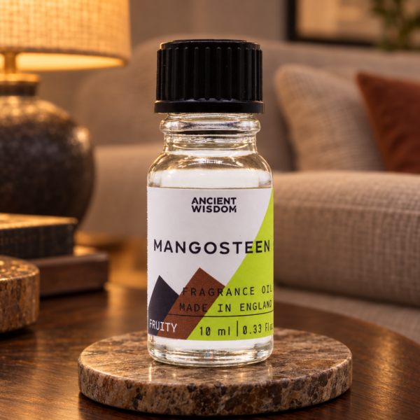 Duftöl Mangostan – 10 ml in einer warm beleuchteten Wohnszene