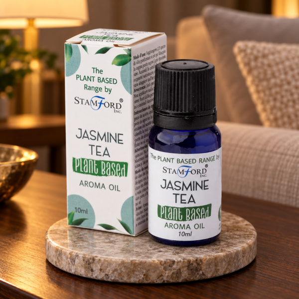 Pflanzenbasiertes Aromaöl – Jasmintee in einer warm beleuchteten Wohnszene