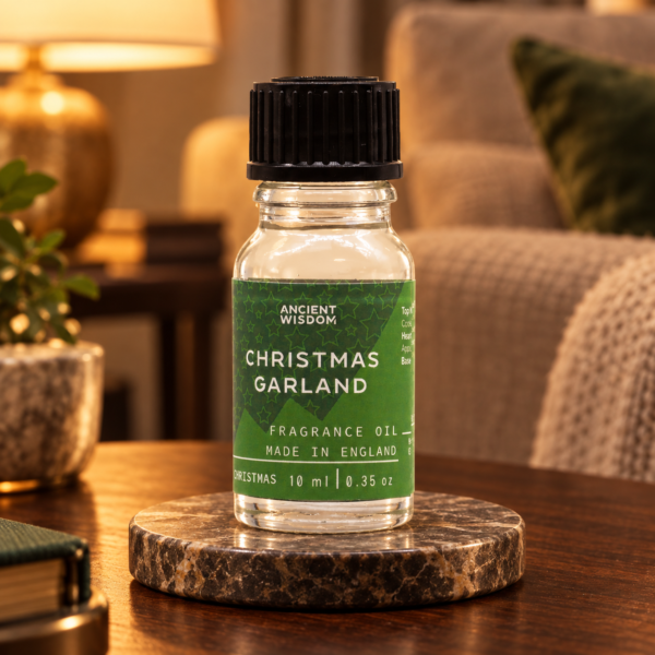 Duftöl Weihnachtsgirlande – 10 ml in einer warm beleuchteten Wohnszene