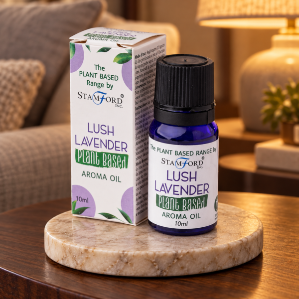 Pflanzenbasiertes Aromaöl – Üppiger Lavendel in einer warm beleuchteten Wohnszene