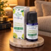 Pflanzenbasiertes Aromaöl – Citronella & Zitronengras in einer warm beleuchteten Wohnszene
