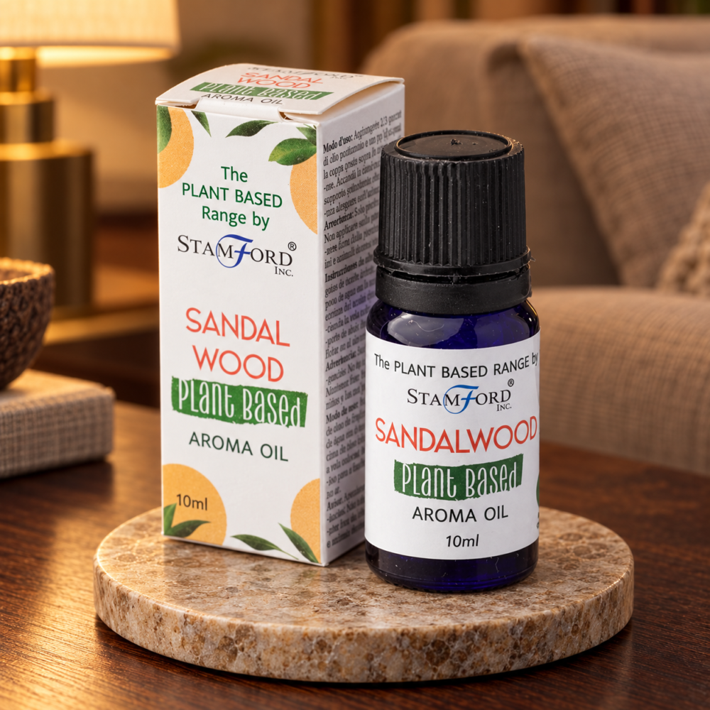 Pflanzenbasiertes Aromaöl – Sandelholz in einer warm beleuchteten Wohnszene