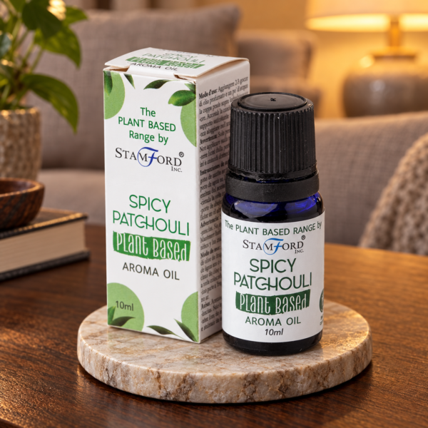 Pflanzenbasiertes Aromaöl – Würziges Patchouli in einer warm beleuchteten Wohnszene