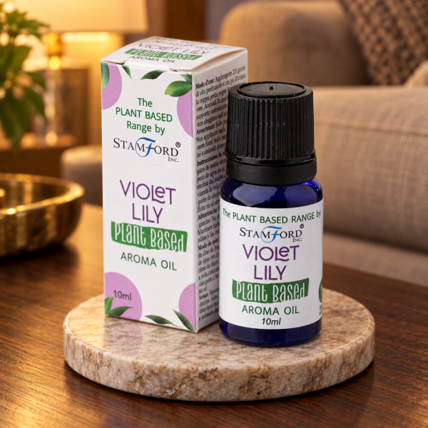 Pflanzenbasiertes Aromaöl – Veilchen & Lilie in einer warm beleuchteten Wohnszene