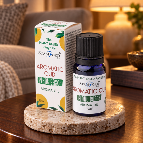 Pflanzenbasiertes Aromaöl – Aromatisches Oud in einer warm beleuchteten Wohnszene