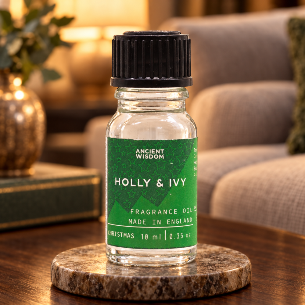 Duftöl Stechpalme & Efeu – 10 ml in einer warm beleuchteten Wohnszene