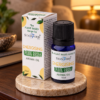 Pflanzenbasiertes Aromaöl – Energising in einer warm beleuchteten Wohnszene