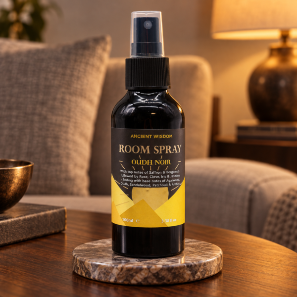 Oud-Raumspray Oud Noir – 100 ml in einer warm beleuchteten Wohnszene