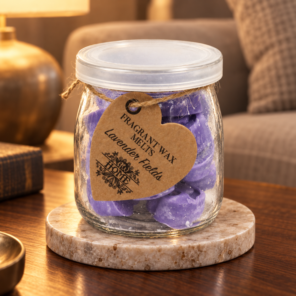 Wax Melts Lavendelfelder – 16 Duftwachsherzen im Glas in einer warm beleuchteten Wohnszene