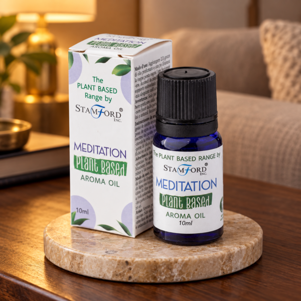 Pflanzenbasiertes Aromaöl – Meditation in einer warm beleuchteten Wohnszene