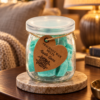 Wax Melts Apfel & Gewürze – 16 Duftwachsherzen im Glas in einer warm beleuchteten Wohnszene