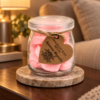 Wax Melts Japanische Magnolie – 16 Duftwachsherzen im Glas in einer warm beleuchteten Wohnszene