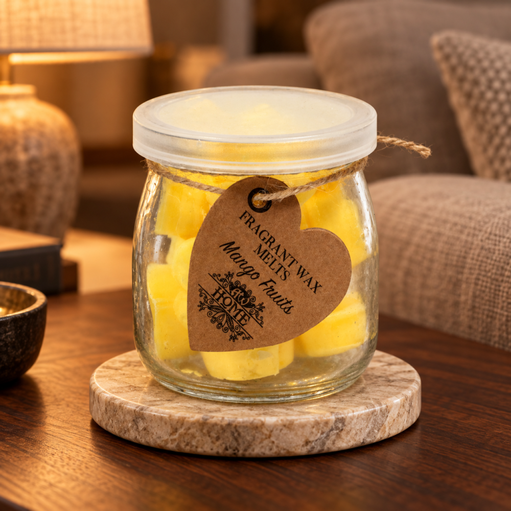Wax Melts Mango – 16 Duftwachsherzen im Glas in einer warm beleuchteten Wohnszene