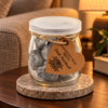 Wax Melts Dunkles Patchouli – 16 Duftwachsherzen im Glas in einer warm beleuchteten Wohnszene