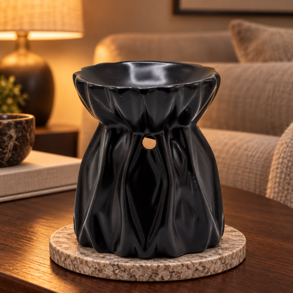 Geometrische Duftlampe – Schwarz in einer warm beleuchteten Wohnszene