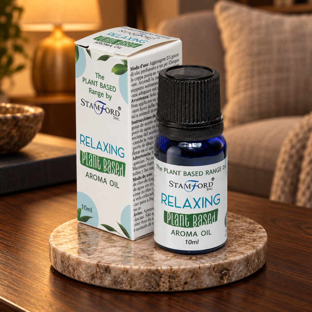 Pflanzenbasiertes Aromaöl – Relaxing in einer warm beleuchteten Wohnszene