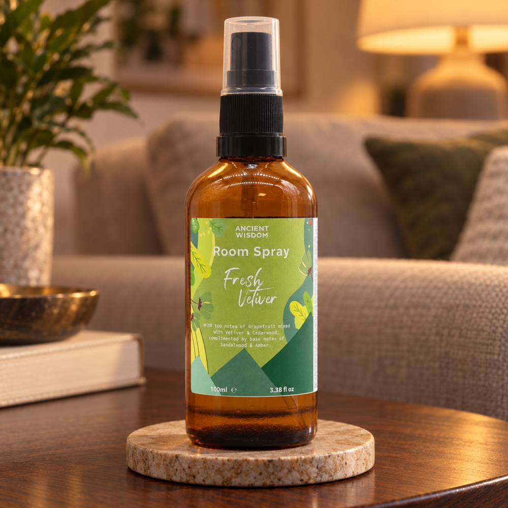 Raumspray Frischer Vetiver – 100 ml in einer warm beleuchteten Wohnszene