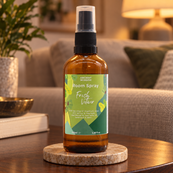 Raumspray Frischer Vetiver – 100 ml in einer warm beleuchteten Wohnszene