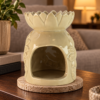 Keramik-Duftlampe Sonnenblume – Pastellbeige in einer warm beleuchteten Wohnszene