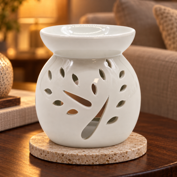 Große weiße Keramik-Duftlampe mit Baummotiv in einer warm beleuchteten Wohnszene