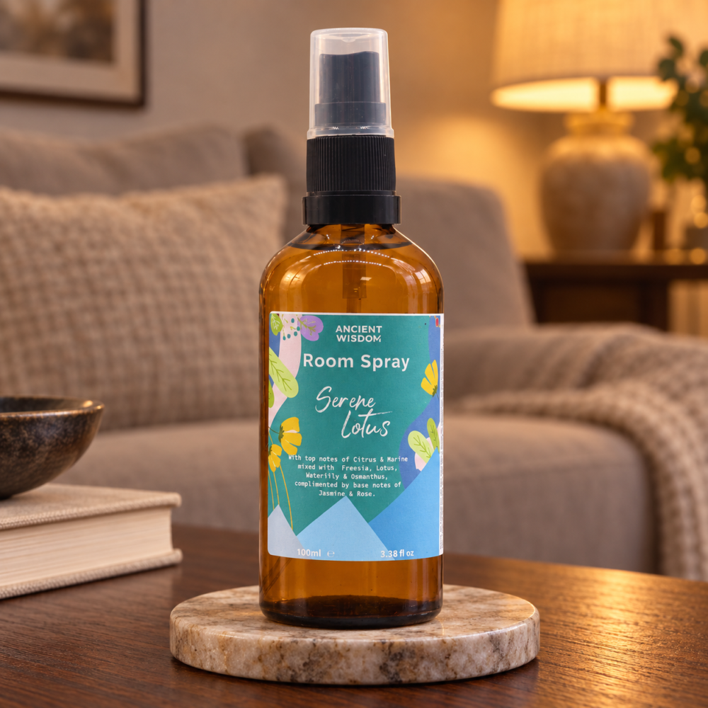 Raumspray Sanfter Lotus – 100 ml in einer warm beleuchteten Wohnszene