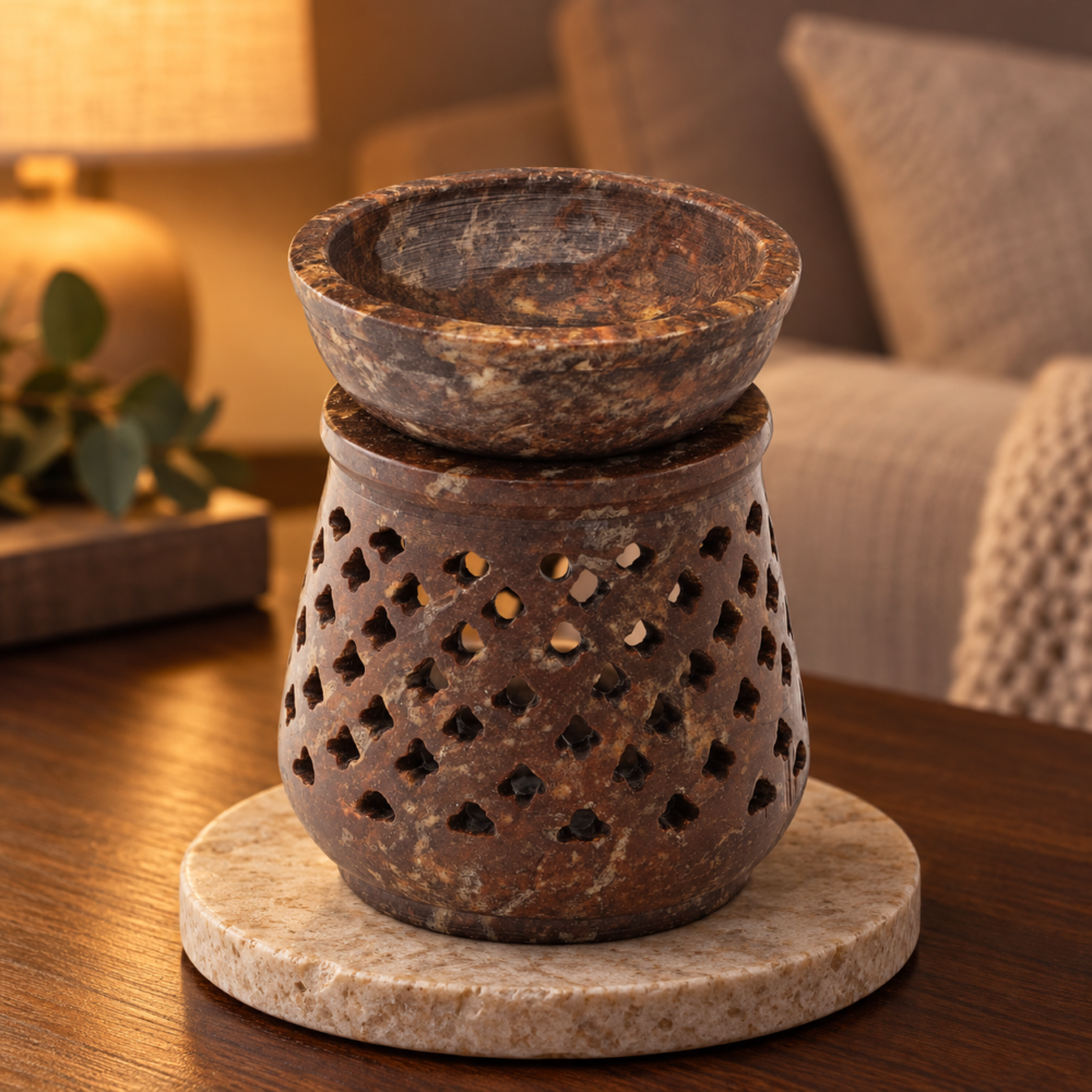Kleine Speckstein-Duftlampe Classic – 8 cm in einer warm beleuchteten Wohnszene