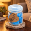 Wax Melts Kratzbeere – 16 Duftwachsherzen im Glas in einer warm beleuchteten Wohnszene