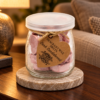 Wax Melts Dunkles Sandelholz – 16 Duftwachsherzen im Glas in einer warm beleuchteten Wohnszene