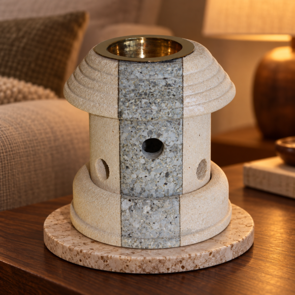 Sandstein-Duftlampe – Combo Lantern in einer warm beleuchteten Wohnszene