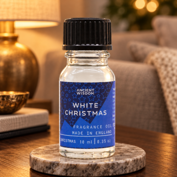 Duftöl White Christmas – 10 ml in einer warm beleuchteten Wohnszene