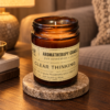 Aromakerze aus Sojawachs – Clear Thinking – Rosmarin, 200 g in einer warm beleuchteten Wohnszene