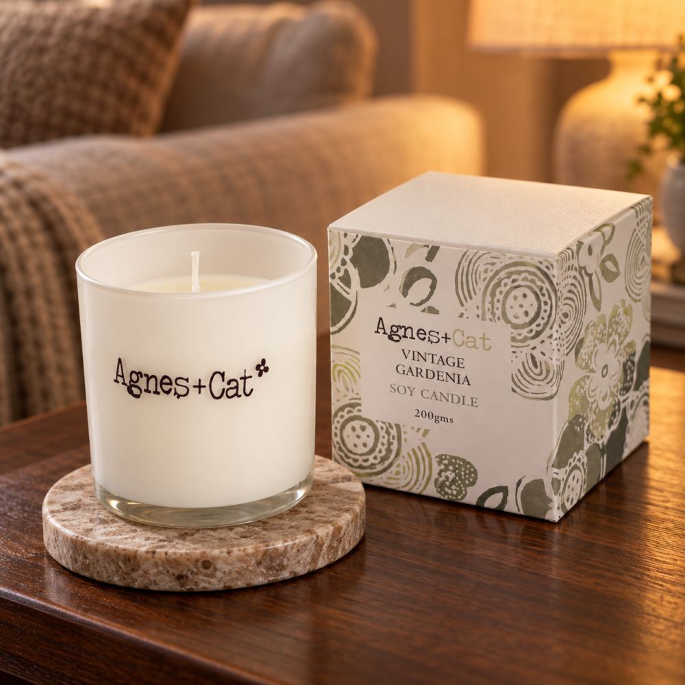 Sojawachskerze im weißen Glas – Vintage Gardenia in einer warm beleuchteten Wohnszene
