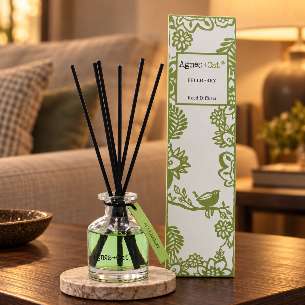 Stäbchendiffuser Fell Berry – 140 ml in einer warm beleuchteten Wohnszene