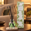 Stäbchendiffuser Fell Berry – 140 ml in einer warm beleuchteten Wohnszene