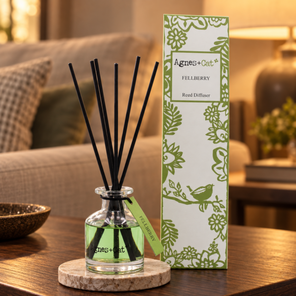 Stäbchendiffuser Fell Berry – 140 ml in einer warm beleuchteten Wohnszene